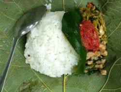 Sego Dhuawar, Nasi Menul-menul Plus Oseng Kembang Kates Berbungkus Daun Jati